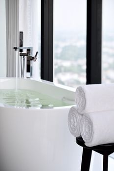 Deep Soaking Bathtub